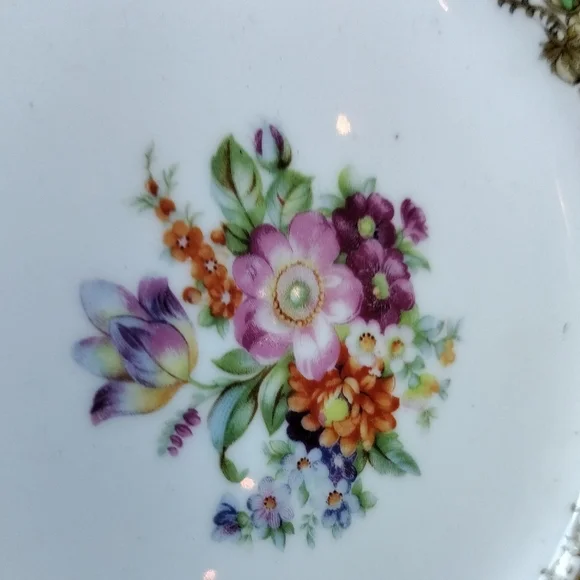 Vintage Floral Green and White Ceramic Plates - Picture 5 of 7